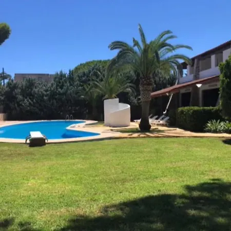 B&s Con Piscina Villa *